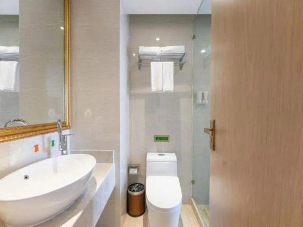 Vienna Hotel Chongqing Yangjiaping Pedestrian Street Light Railway Station