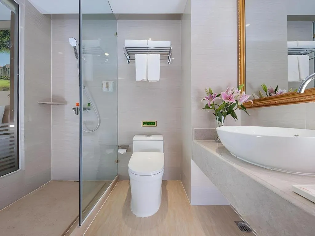 Vienna Hotel Chongqing Yangjiaping Pedestrian Street Light Railway Station