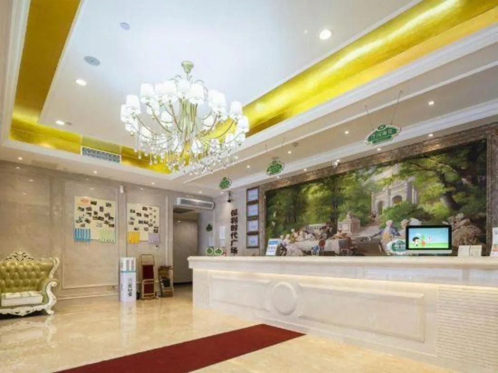 Vienna Hotel Chongqing Yangjiaping Pedestrian Street Light Railway Station