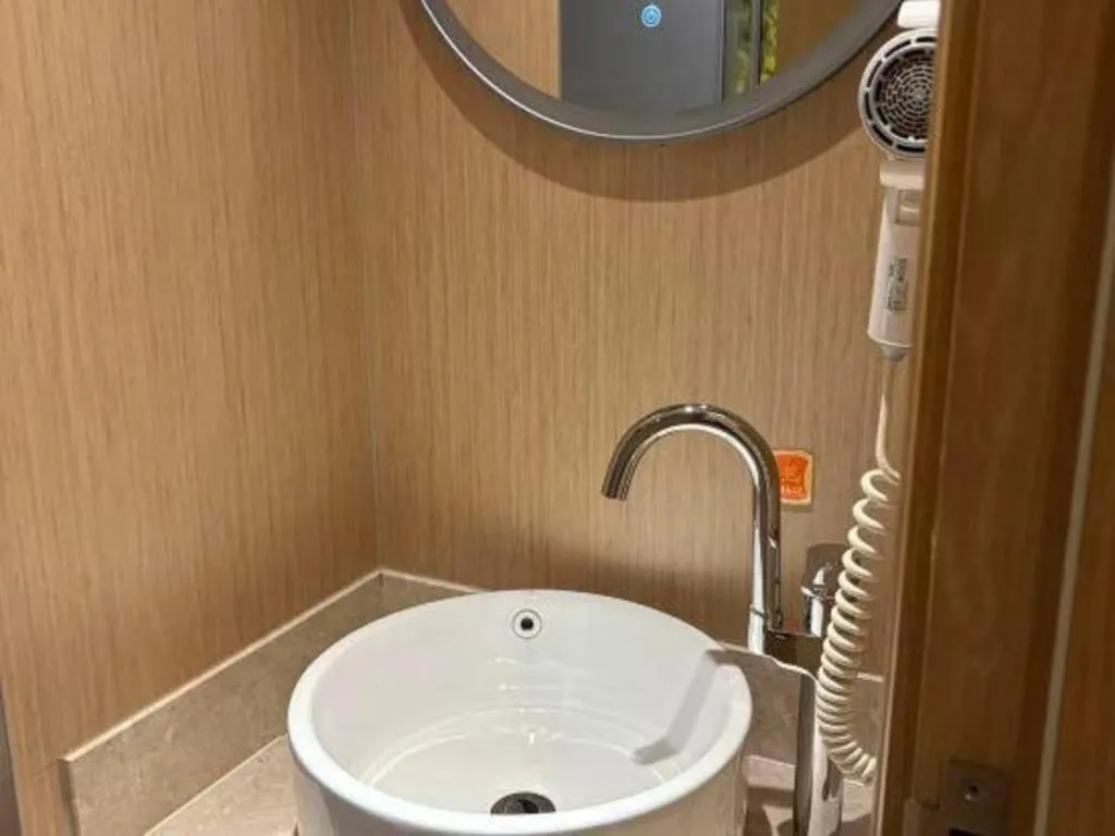 Vienna Hotel Chongqing Yangjiaping Pedestrian Street Light Railway Station