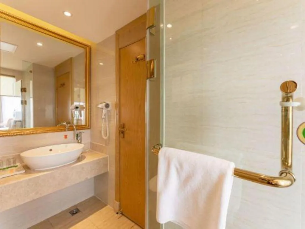 Vienna Hotel Chongqing Yangjiaping Pedestrian Street Light Railway Station