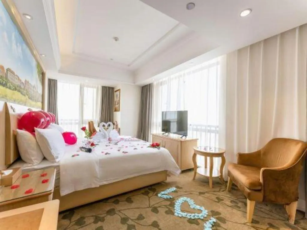 Bed in Vienna Hotel Chongqing Yangjiaping Pedestrian Street Light Railway Station