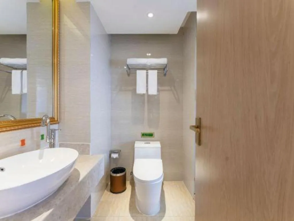 Vienna Hotel Chongqing Yangjiaping Pedestrian Street Light Railway Station