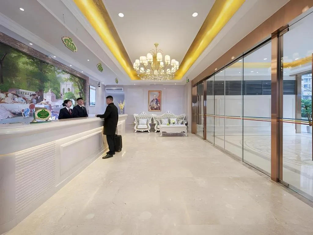 Vienna Hotel Chongqing Yangjiaping Pedestrian Street Light Railway Station