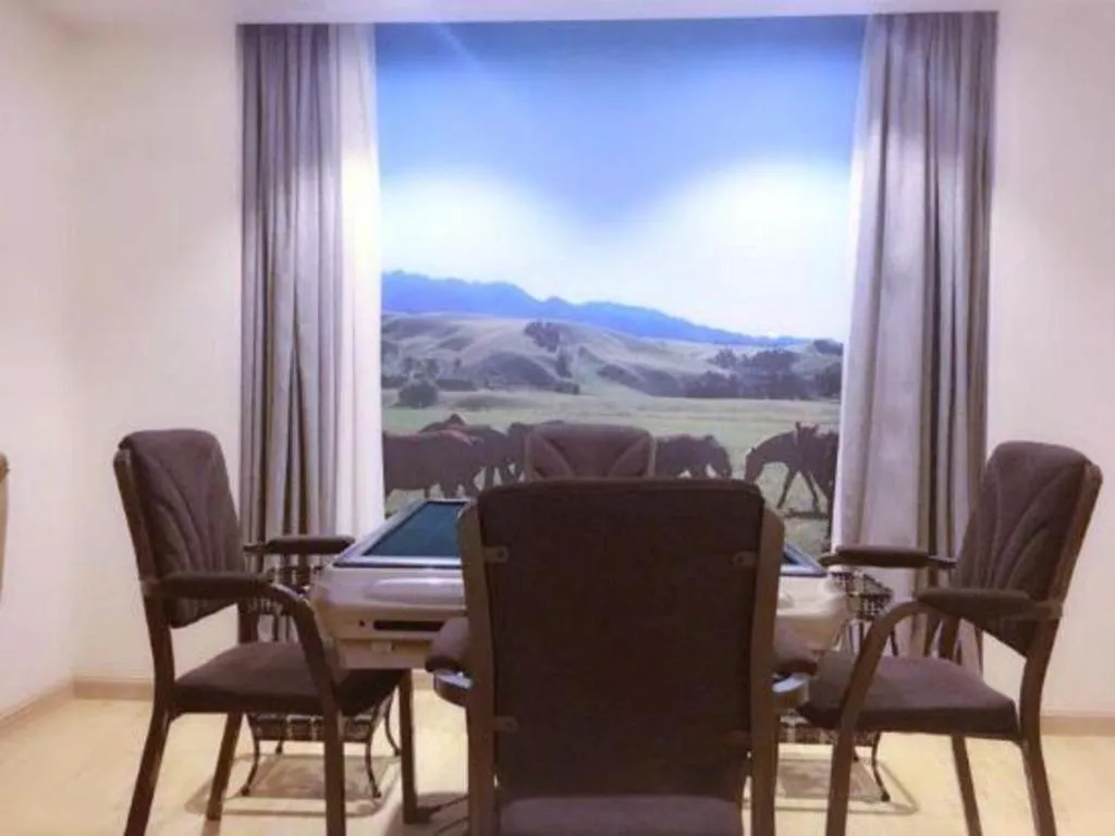 Vienna Hotel Chongqing Yangjiaping Pedestrian Street Light Railway Station