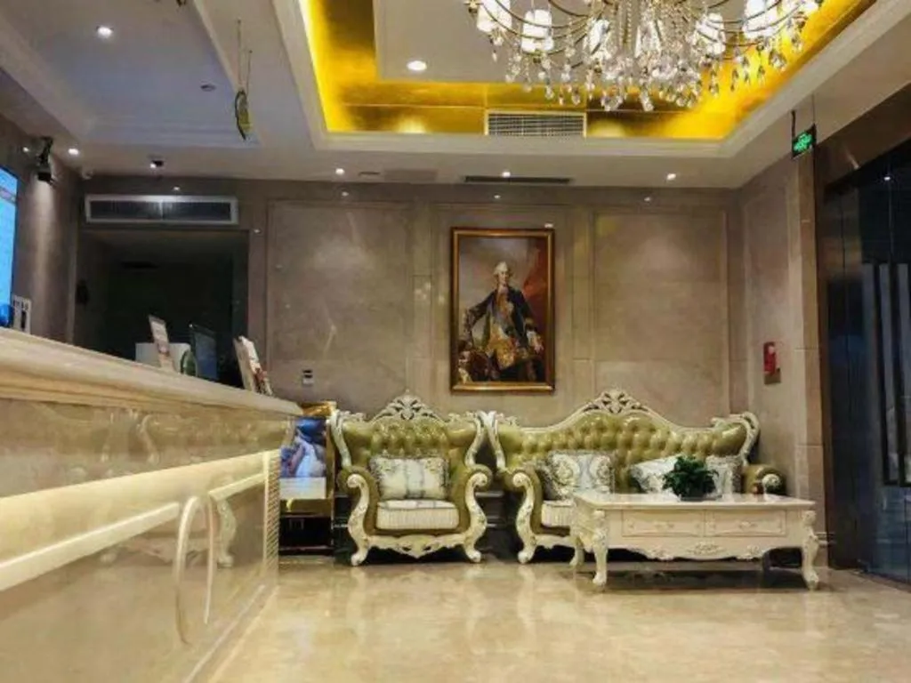 Vienna Hotel Chongqing Yangjiaping Pedestrian Street Light Railway Station