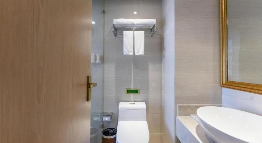 Vienna Hotel Chongqing Yangjiaping Pedestrian Street Light Railway Station