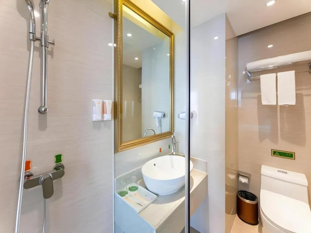 Vienna Hotel Chongqing Yangjiaping Pedestrian Street Light Railway Station