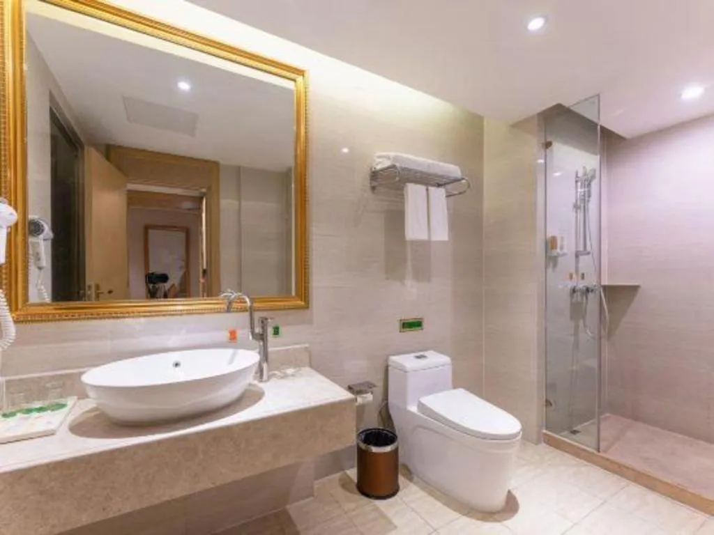 Vienna Hotel Chongqing Yangjiaping Pedestrian Street Light Railway Station