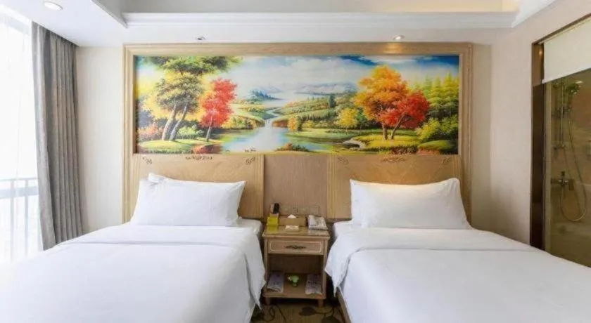 Bed in Vienna Hotel Chongqing Yangjiaping Pedestrian Street Light Railway Station