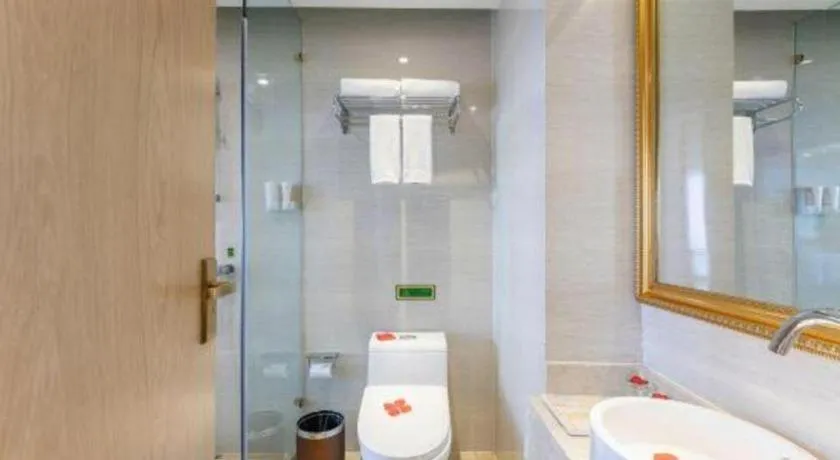 Vienna Hotel Chongqing Yangjiaping Pedestrian Street Light Railway Station