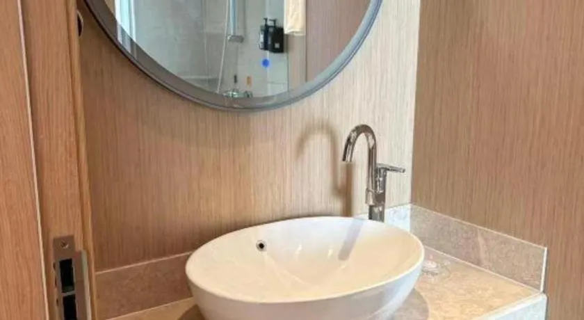 Vienna Hotel Chongqing Yangjiaping Pedestrian Street Light Railway Station