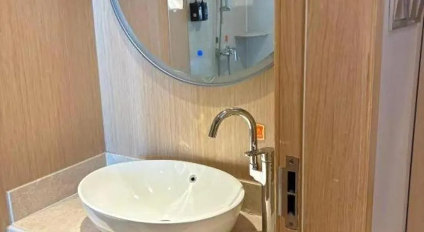 Vienna Hotel Chongqing Yangjiaping Pedestrian Street Light Railway Station