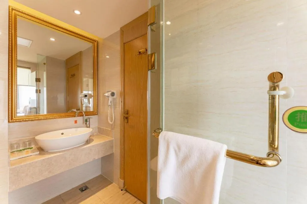 Vienna Hotel Chongqing Yangjiaping Pedestrian Street Light Railway Station