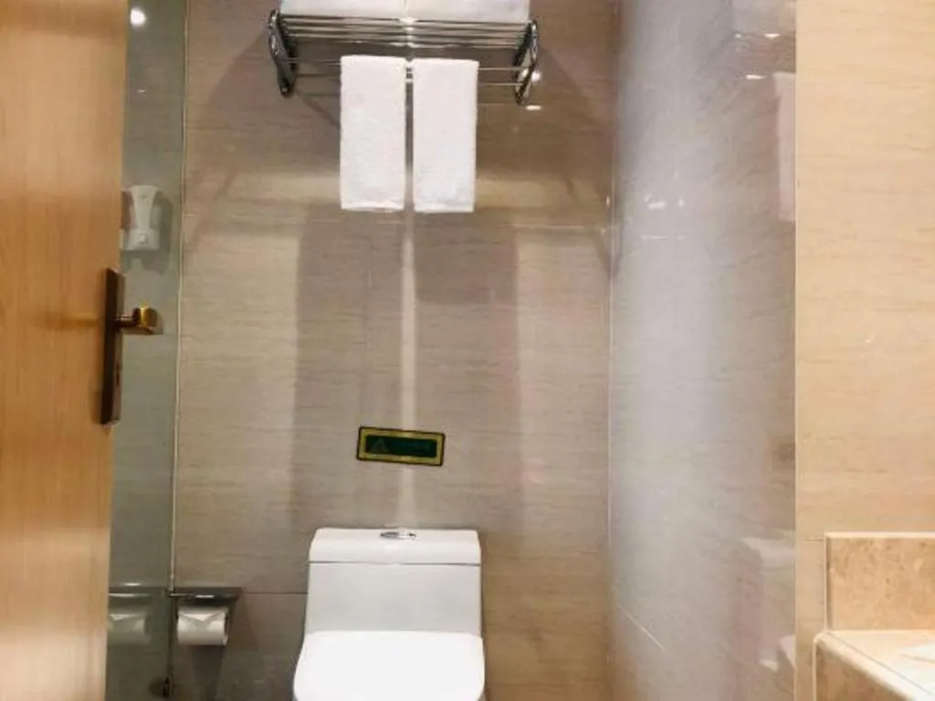 Vienna Hotel Chongqing Yangjiaping Pedestrian Street Light Railway Station