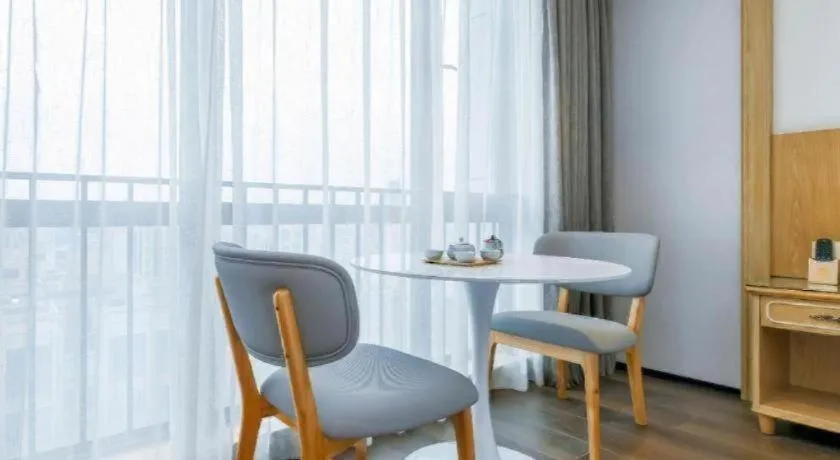 Vienna Hotel Chongqing Yangjiaping Pedestrian Street Light Railway Station