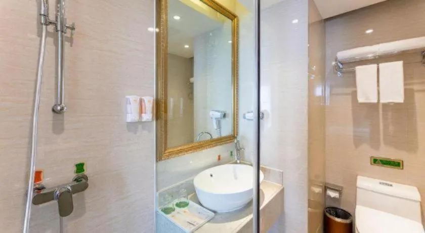 Vienna Hotel Chongqing Yangjiaping Pedestrian Street Light Railway Station