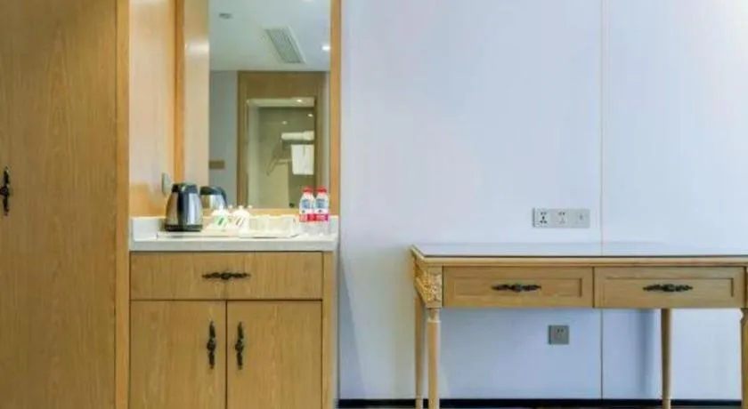 Vienna Hotel Chongqing Yangjiaping Pedestrian Street Light Railway Station