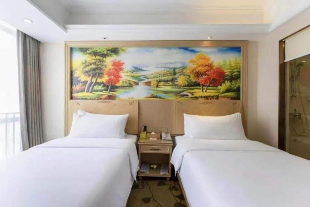 Bed in Vienna Hotel Chongqing Yangjiaping Pedestrian Street Light Railway Station