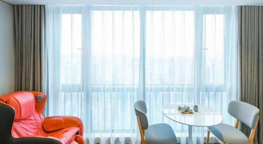 Vienna Hotel Chongqing Yangjiaping Pedestrian Street Light Railway Station