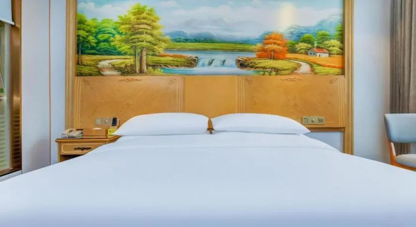 Bed in Vienna Hotel Chongqing Yangjiaping Pedestrian Street Light Railway Station