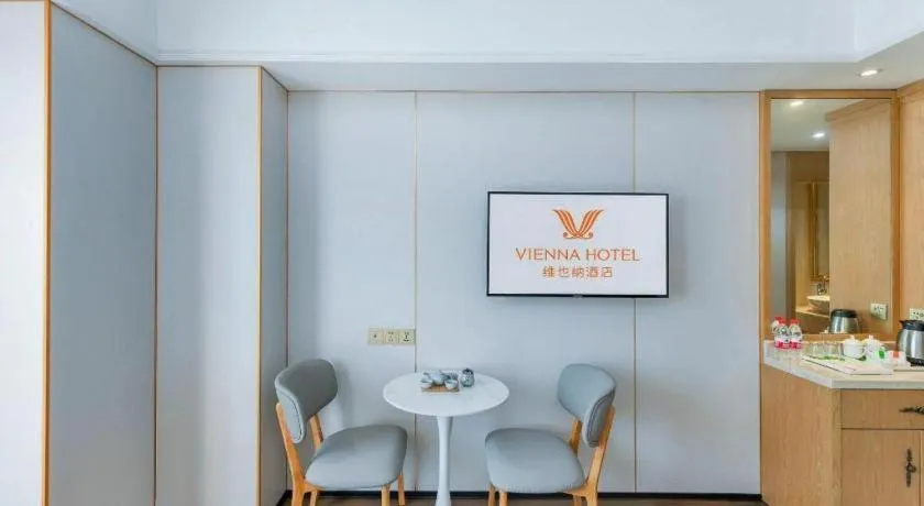 Vienna Hotel Chongqing Yangjiaping Pedestrian Street Light Railway Station