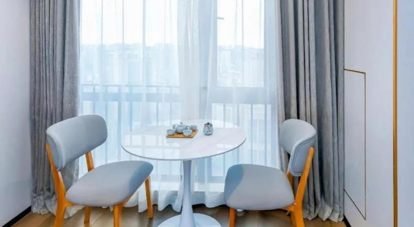 Vienna Hotel Chongqing Yangjiaping Pedestrian Street Light Railway Station