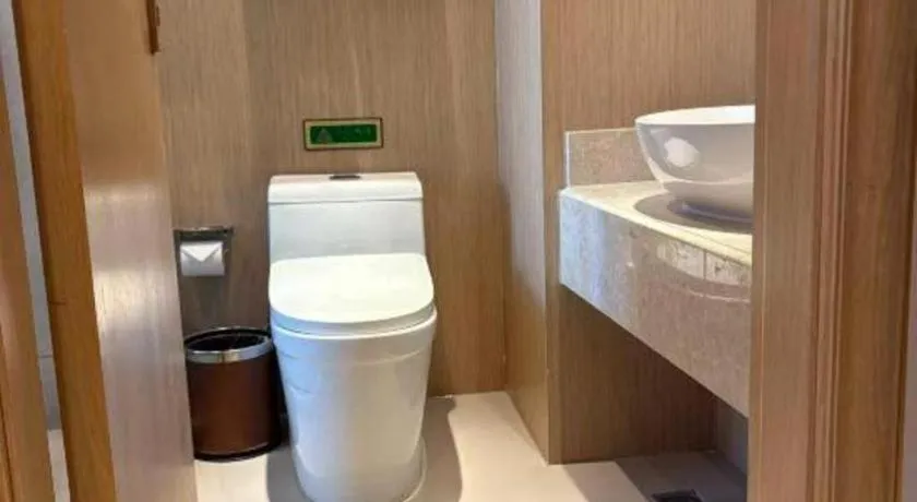 Vienna Hotel Chongqing Yangjiaping Pedestrian Street Light Railway Station