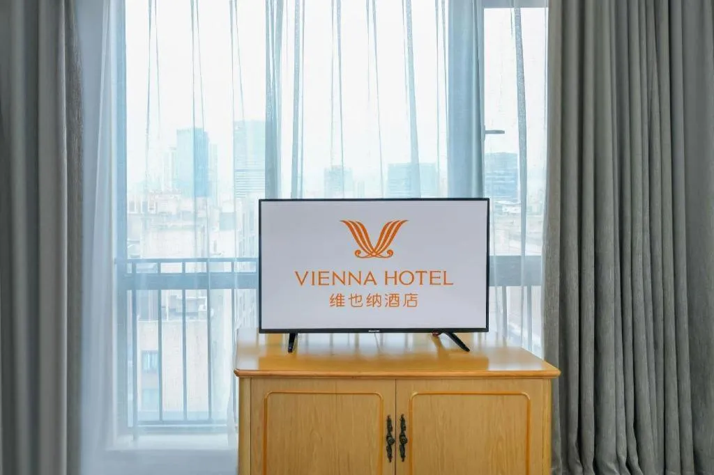 Vienna Hotel Chongqing Yangjiaping Pedestrian Street Light Railway Station