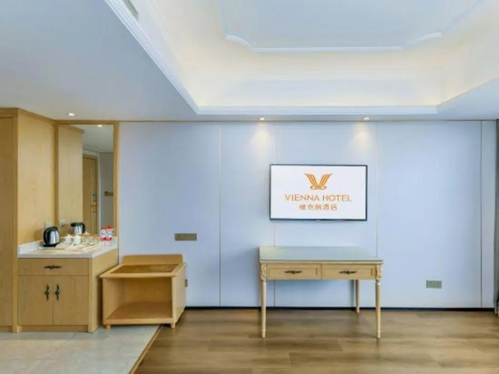 Vienna Hotel Chongqing Yangjiaping Pedestrian Street Light Railway Station