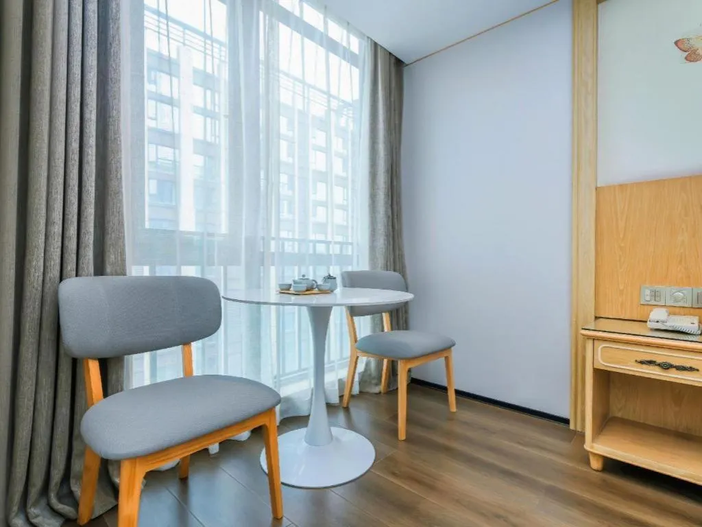 Vienna Hotel Chongqing Yangjiaping Pedestrian Street Light Railway Station