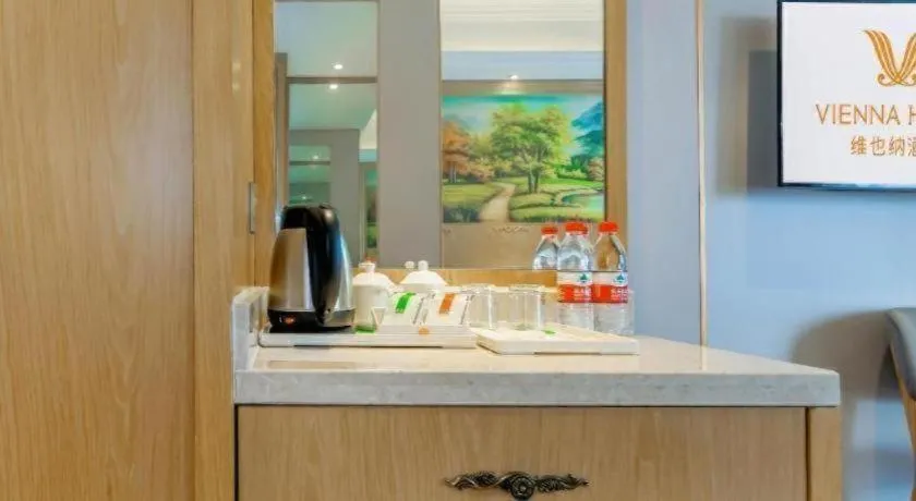 Vienna Hotel Chongqing Yangjiaping Pedestrian Street Light Railway Station