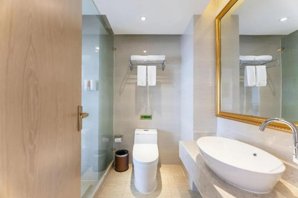 Vienna Hotel Chongqing Yangjiaping Pedestrian Street Light Railway Station