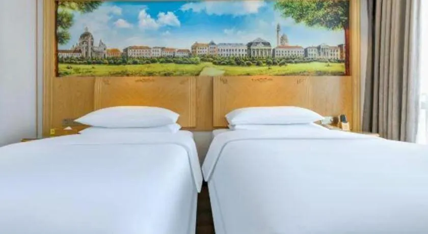Bed in Vienna Hotel Chongqing Yangjiaping Pedestrian Street Light Railway Station