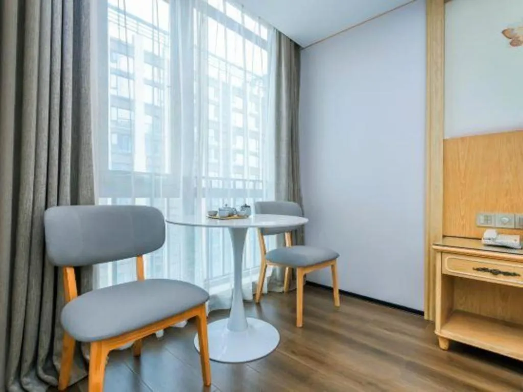 Vienna Hotel Chongqing Yangjiaping Pedestrian Street Light Railway Station