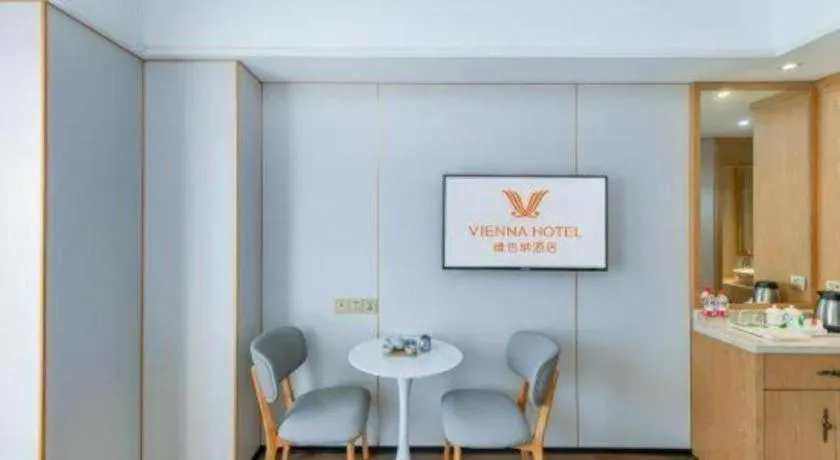 Vienna Hotel Chongqing Yangjiaping Pedestrian Street Light Railway Station