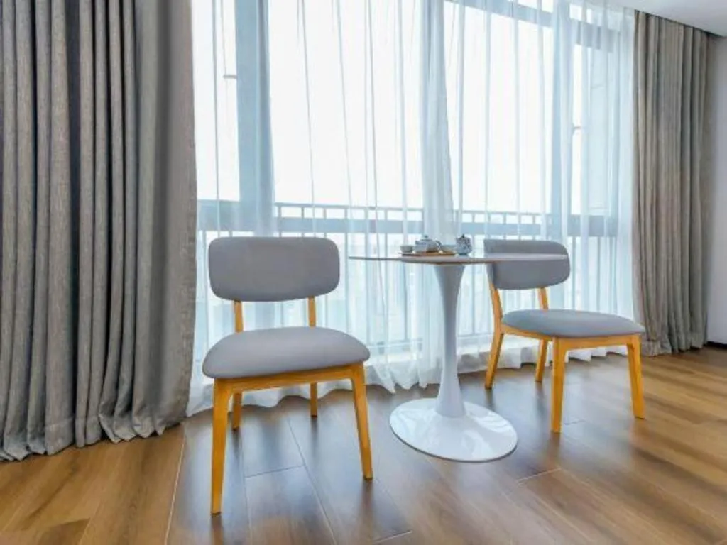 Vienna Hotel Chongqing Yangjiaping Pedestrian Street Light Railway Station