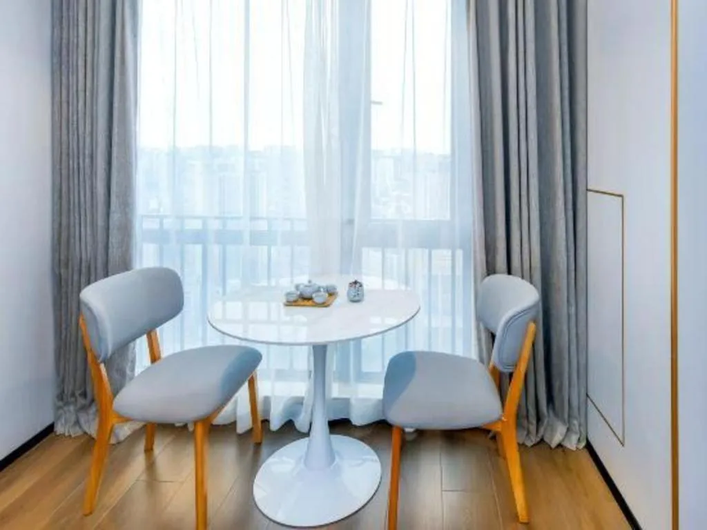 Vienna Hotel Chongqing Yangjiaping Pedestrian Street Light Railway Station