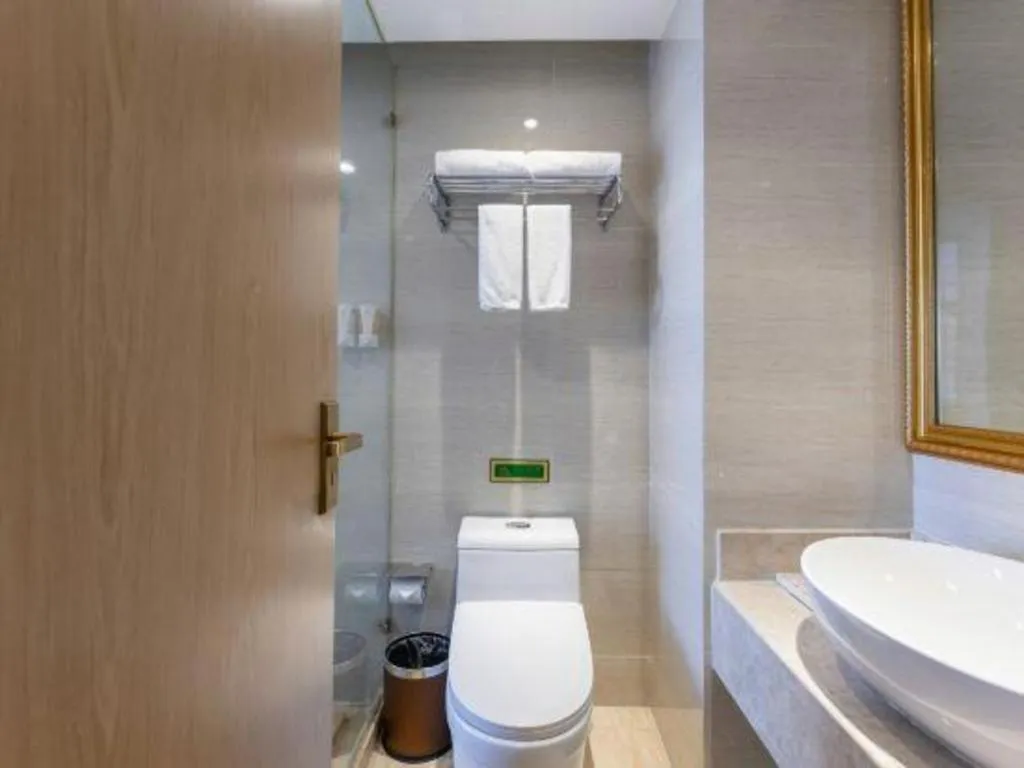 Vienna Hotel Chongqing Yangjiaping Pedestrian Street Light Railway Station