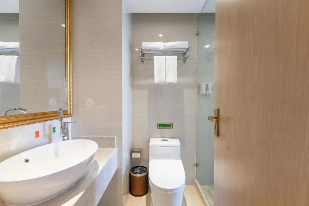 Vienna Hotel Chongqing Yangjiaping Pedestrian Street Light Railway Station