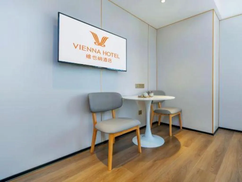 Vienna Hotel Chongqing Yangjiaping Pedestrian Street Light Railway Station