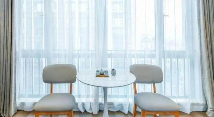 Vienna Hotel Chongqing Yangjiaping Pedestrian Street Light Railway Station