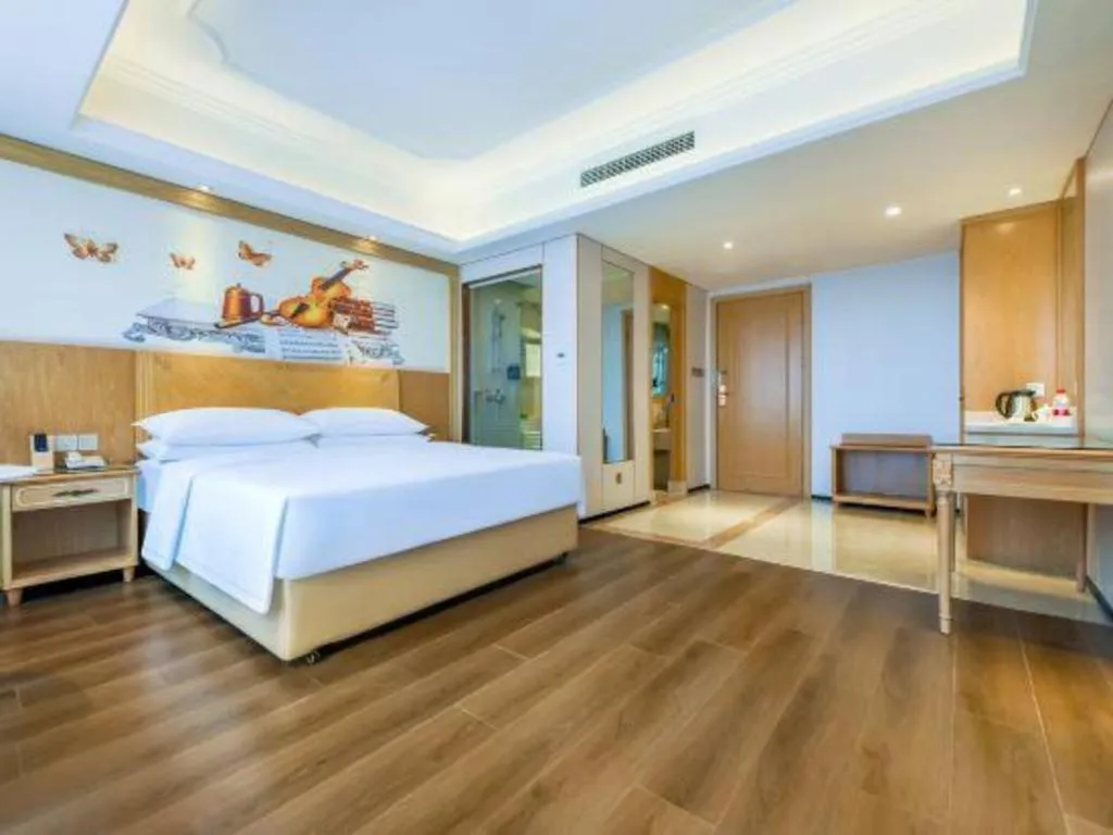 Bed in Vienna Hotel Chongqing Yangjiaping Pedestrian Street Light Railway Station