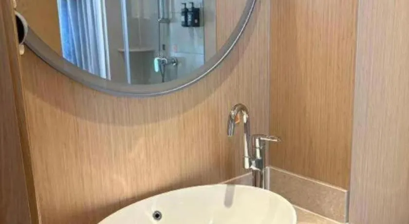 Vienna Hotel Chongqing Yangjiaping Pedestrian Street Light Railway Station