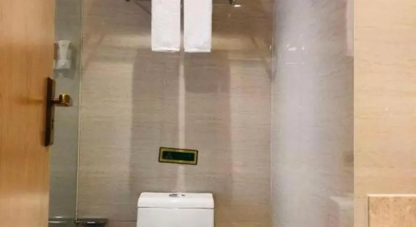 Vienna Hotel Chongqing Yangjiaping Pedestrian Street Light Railway Station