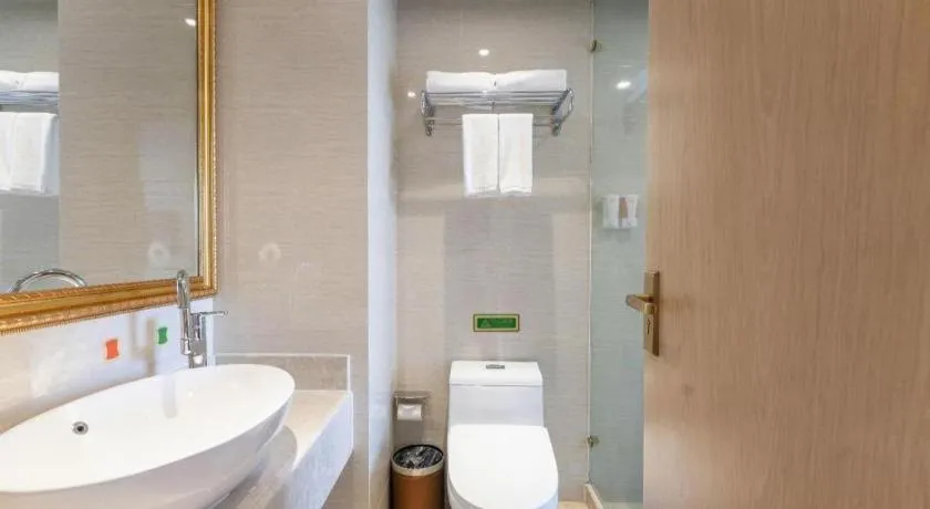 Vienna Hotel Chongqing Yangjiaping Pedestrian Street Light Railway Station