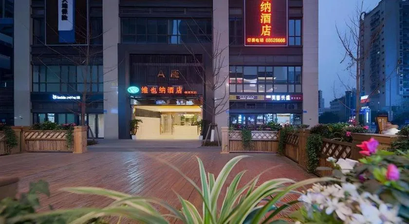 Vienna Hotel Chongqing Yangjiaping Pedestrian Street Light Railway Station