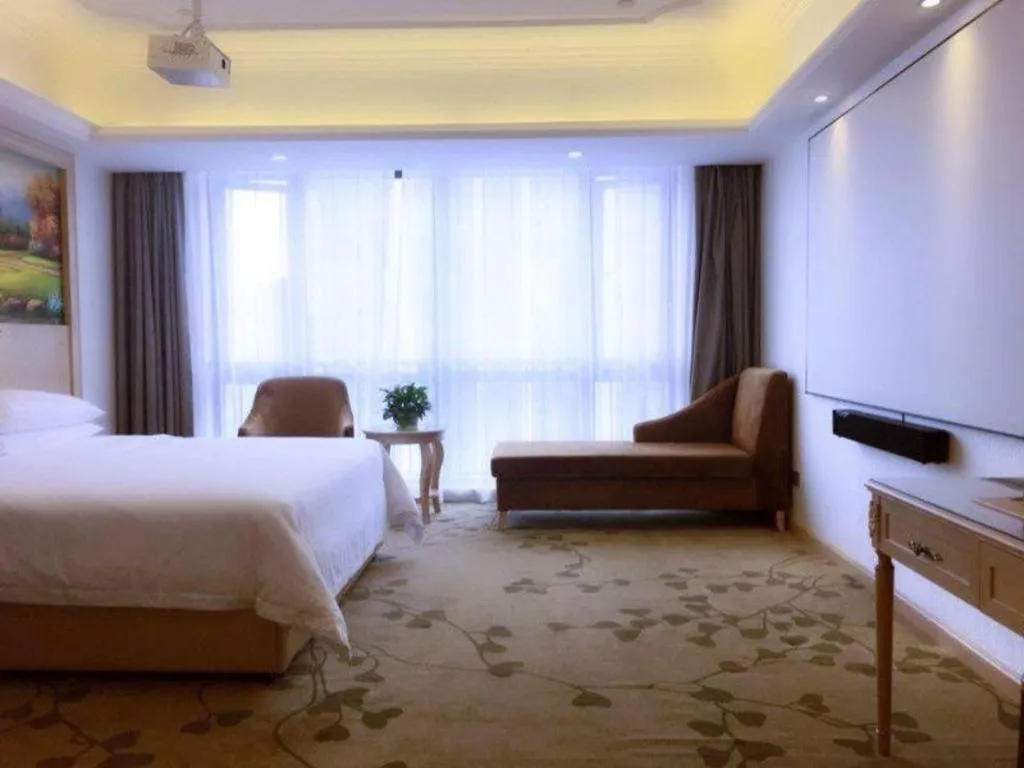 Bed in Vienna Hotel Chongqing Yangjiaping Pedestrian Street Light Railway Station