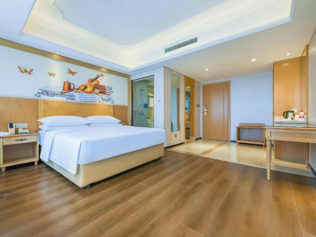 Bed in Vienna Hotel Chongqing Yangjiaping Pedestrian Street Light Railway Station