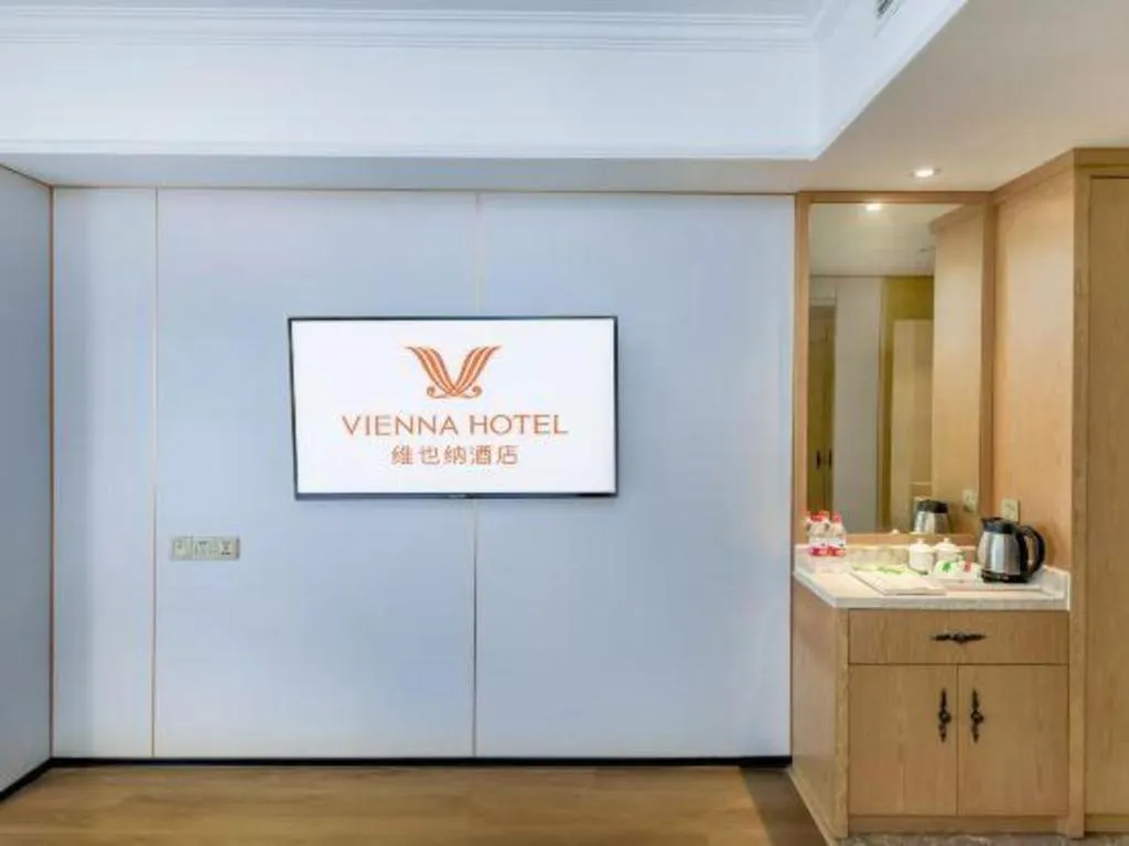 Vienna Hotel Chongqing Yangjiaping Pedestrian Street Light Railway Station